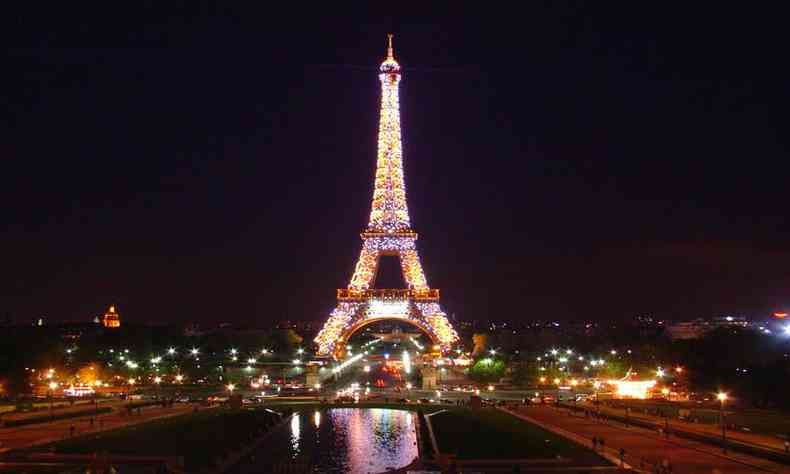 A Torre Eiffel tem recebido 13.000 por dia, contra 25.000 em tempos normais(foto: Carlos Altman/EM/D.A Press - 23/04/2009)