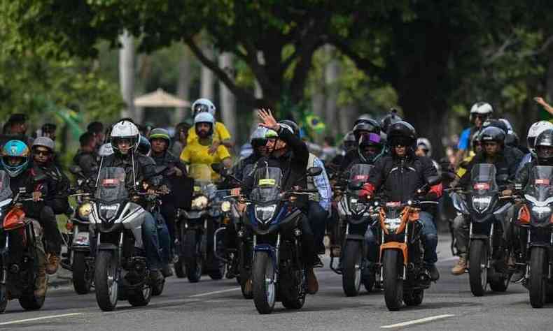 Bolsonaro liderou passeio de moto no Rio de Janeiro nesse domingo (23/5)(foto: Andre BORGES / AFP)