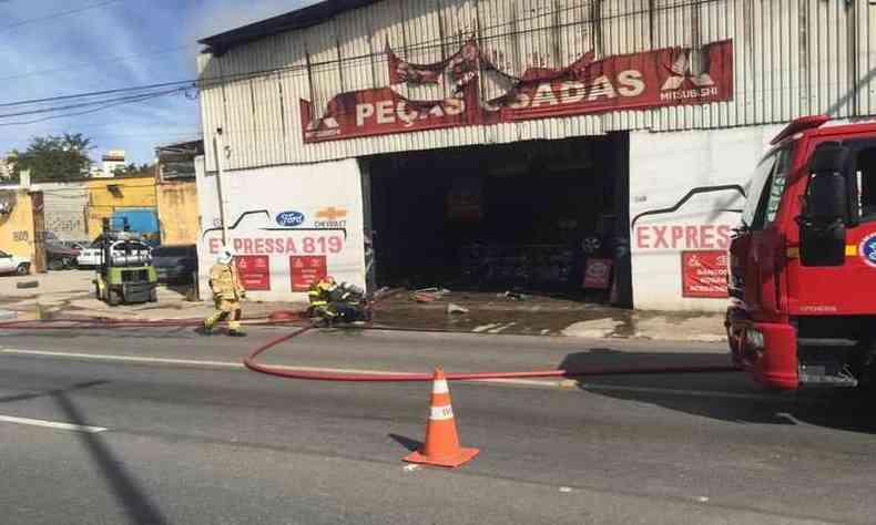 Incndio atingiu loja de peas usadas localizada na Via Expressa(foto: Edesio Ferreira/ EM/ D.A Press)
