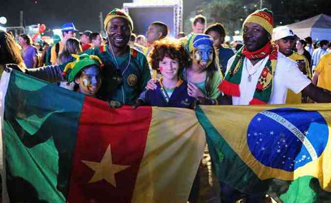 Camaroneses confraternizam com brasileiros nas areias de Copacabana(foto: TASSO MARCELO/AFP)