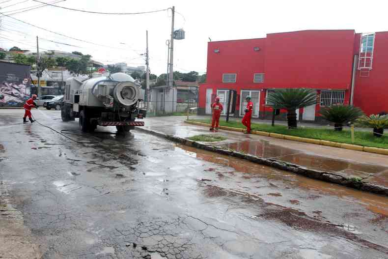 Limpeza da SLU de resduos das chuvas em ruas de Belo Horizonte