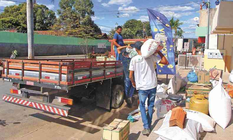 os comerciantes de Bonito de Minas também oferecem o serviço de entrega das compras para moradores da zona rural em caminhões