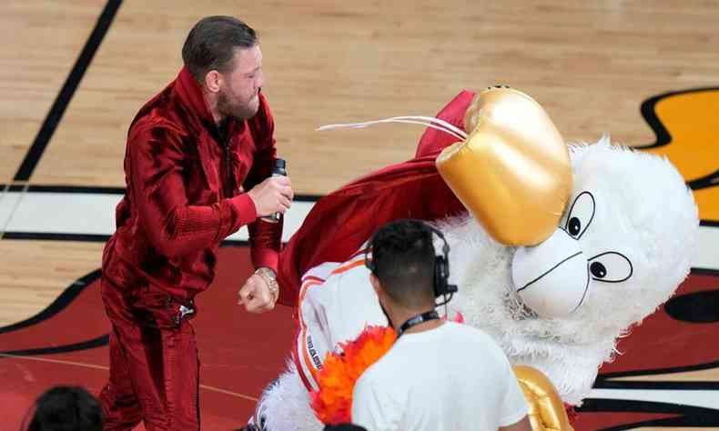 Conos McGregor e mascote do Miami Heat em quadra