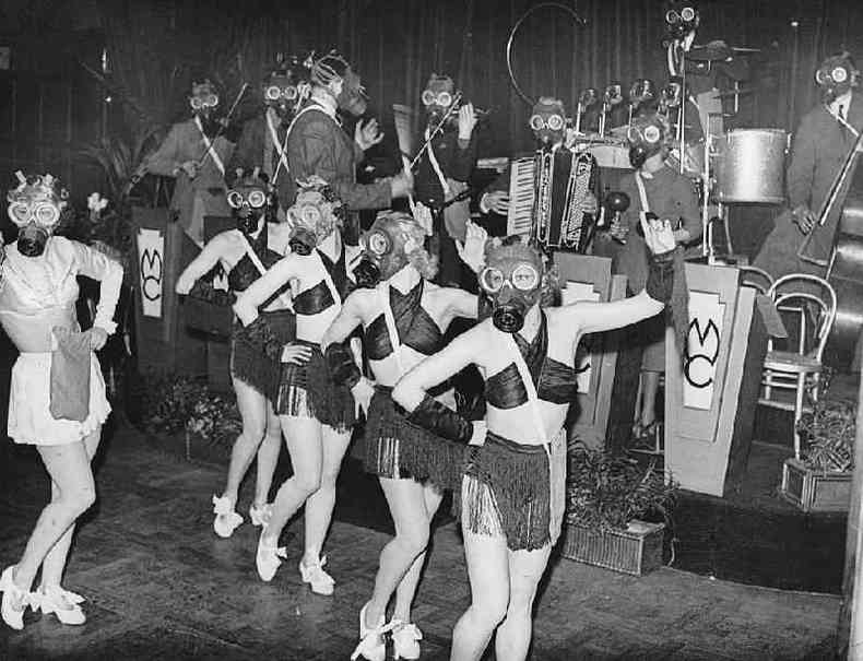 Danarinas de clubes londrinos tambm usaram mscaras. Fantasia ou proteo?(foto: Getty Images)