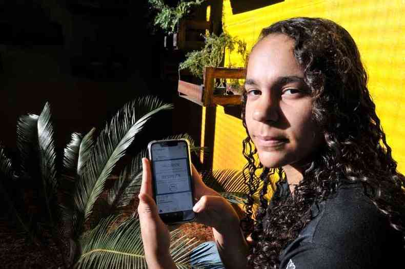 A estudante Rayane Rodrigues Pessoa, de 15 anos, passa seis horas do dia nas redes sociais e gosta de interagir, mas reconhece que nem tudo so flores no mundo virtual