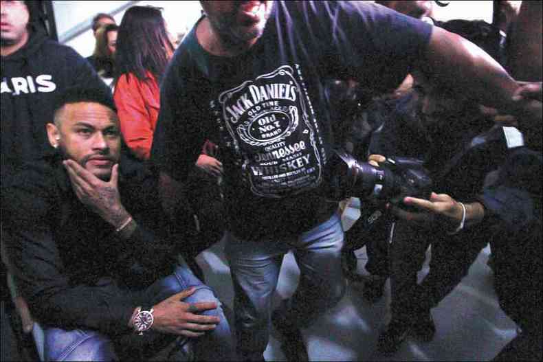 Neymar chega em cadeira de rodas para prestar depoimento na Cidade da Polcia, no Rio(foto: JOSE LUCENA/FUTURA PRESS/ESTADO CONTEDO)