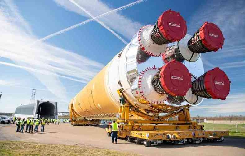 Primeiro estgio do foguete SLS sendo transportado de Nova Orleans para o Mississippi para testes(foto: NASA)