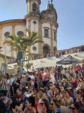 P�blico no Largo do Ros�rio assiste a show durante o festival Tudo � Jazz, em Ouro Preto