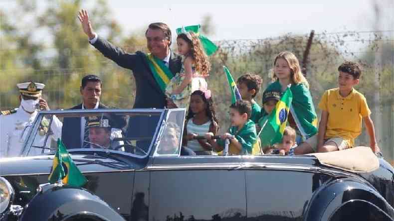 Jair Bolsonaro com crianas em carro durante manifestao em Braslia