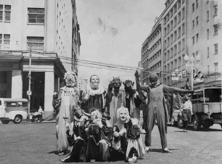 Personagens mascarados em foto em preto e branco