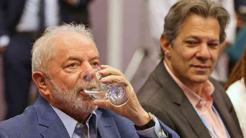 Haddad observa Lula bebendo gua durante evento na COP27, no Egito, em novembro de 2022