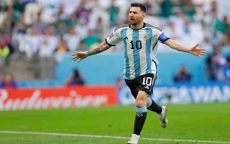 Messi correndo em campo para comemorar um gol na Copa