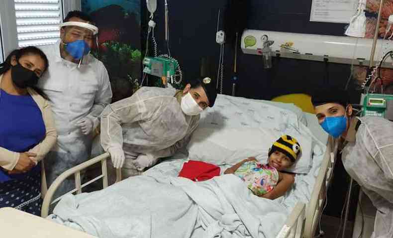 As policiais militares durante visita  pequena Isabelly, no Hospital Mrcio Cunha, em Ipatinga