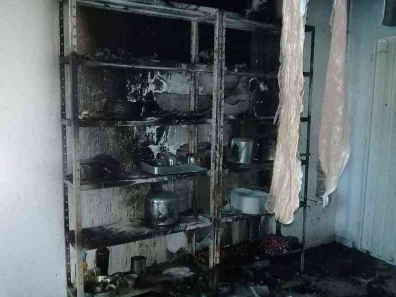 O incndio destruiu tambm vrios utenslios domsticos(foto: PMMG/divulgao)