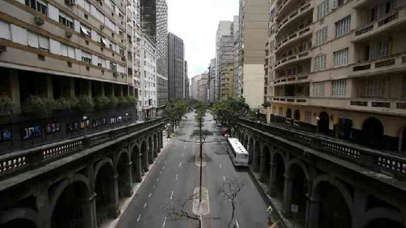 Regio central de Porto Alegre vazia em meio ao aumento de casos de covid(foto: REUTERS/Diego Vara)
