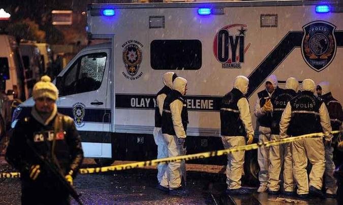 Oficiais de investiga��o trabalham no local ap�s o atentado que matou um policial(foto: Ozan Kose/AFP )