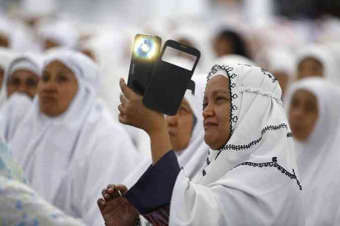 Familiares e amigos oram pelos mortos no tsunami de 2004. Milhares de indonsios se reuniram nesta quinta-feira para rezar na mesquita. Ao todo, 226 mil pessoas morreram na tragdiaREUTERS/Beawiharta 