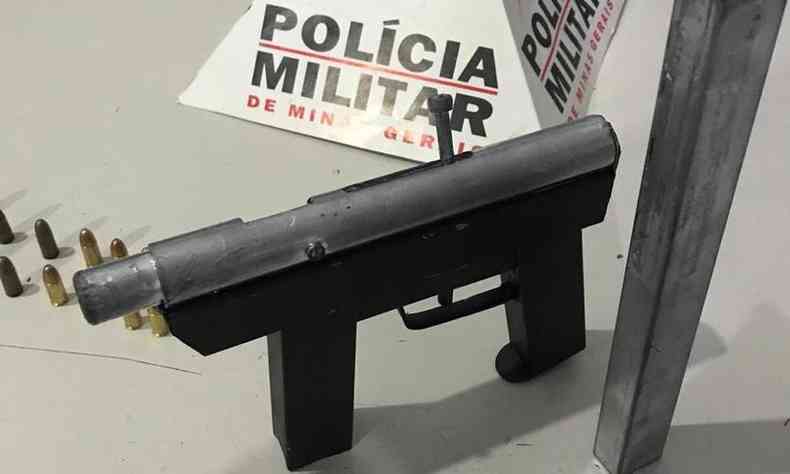 Submetralhadora apreendida tem calibre de 9 milmetros(foto: Divulgao/Polcia Militar de Minas Gerais)