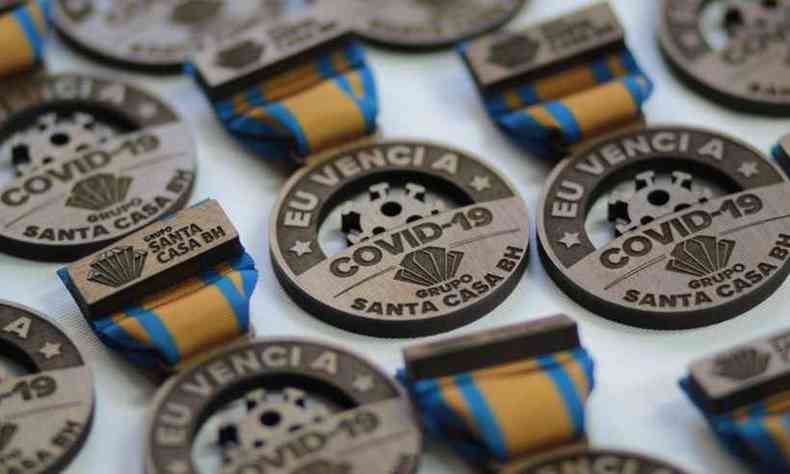 Medalhas entregues aos pacientes vm com os dizeres 'Eu venci a COVID-19'(foto: Fotos: Reproduo/Santa Casa BH )