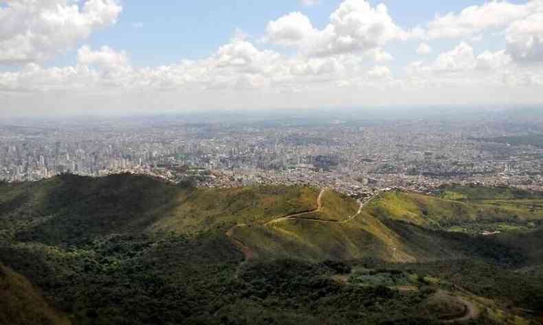 Vista de BH, a partir do Pico de mesmo nome, que fica na divisa com Nova Lima e prximo  rea da fazenda Ana da Cruz, onde a Tamisa pretende extrair de minrio