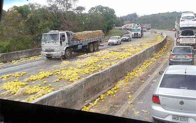 A carga de melo se espalhou pela rodovia e interditou parte das pistas(foto: Lauriane cruz)