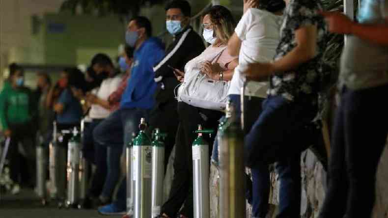 Fila de parentes de pacientes de covid-19 por oxignio, em Guadalajara, em 29 de janeiro; escassez intensificou crise de sade no pas(foto: EPA)