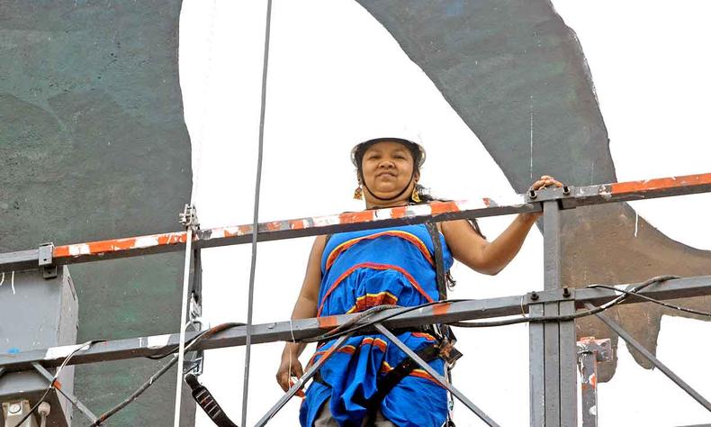A artista Sueli Maxakali e a enorme tela de 600 metros quadrados: 'Tive medo, mas meu ritual me deu força para que eu pudesse mostrar a cultura do meu povo'(foto: Jair Amaral/EM/D.A Press) Belo Horizonte - MG. Artista indigena Sueli Maxacali, faz pintura em prédio pelo Projeto CURA, na Avenida Parana, 466, Centro de BH