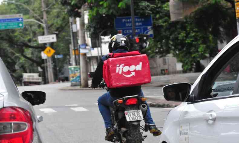 motoqueiro com mochila levando comida