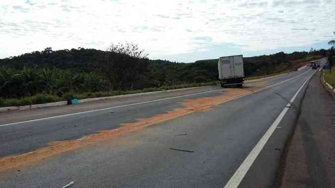 Coliso frontal ocorreu na altura do Km 550 da rodovia, em Romaria. Motorista do Fiorino morreu no localCorpo de Bombeiros/Divulgao