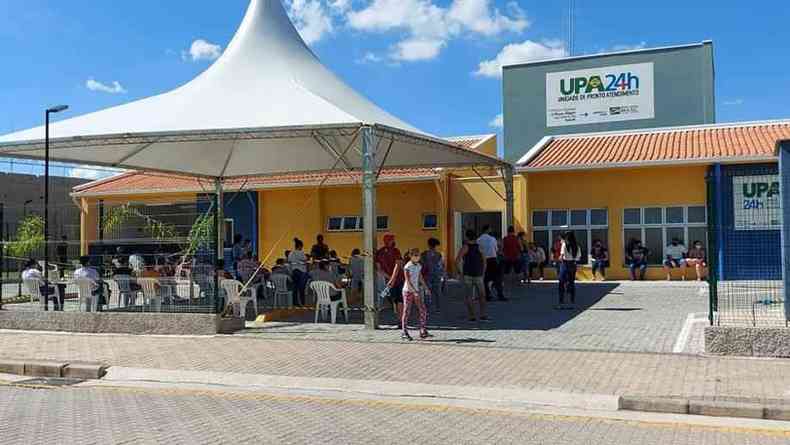 Moradores lotam UPA em Pouso Alegre atrás de exame de COVID