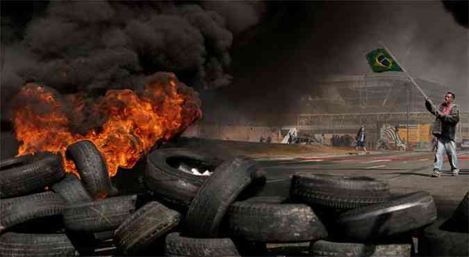 Manifestantes fizeram uma barricada de pneus nas imediaes do Itaquero(foto: AFP PHOTO/Nelson ALMEIDA )