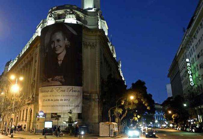 Banner com a foto de Evita em Buenos Aires mostra que a força do peronismo continua (foto: ALEJANDRO PAGNI / AFP) Banner com a foto de Evita em Buenos Aires mostra que a força do peronismo continua (foto: ALEJANDRO PAGNI / AFP)