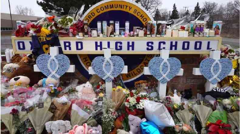 Memorial para as vítimas do tiroteio na escola Oxford High School, em Michigan, nos EUA