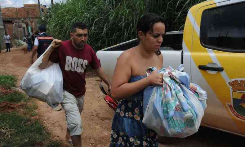Keila e o marido com o pouco que sobrou depois que boa parte de sua casa desmoronou: família agora está distribuída em casas de parentes(foto: Paulo Filgueiras/EM/DA Press)