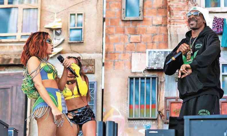 Anitta e o rapper Snoop Dogg cantam no palco cujo cenrio imita favela brasileira no Festival Coachella, nos Estados Unidos