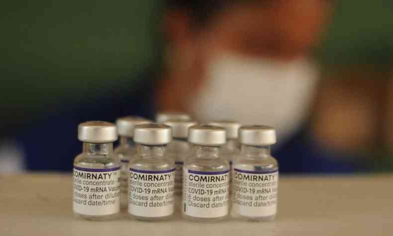 Frasco de vacina contra a COVID-19
