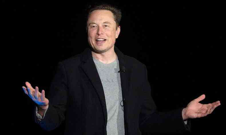 Nesta foto de arquivo tirada em 10 de fevereiro de 2022, Elon Musk gesticula enquanto fala durante uma conferncia de imprensa nas instalaes da Starbase da SpaceX, perto de Boca Chica Village, no sul do Texas
