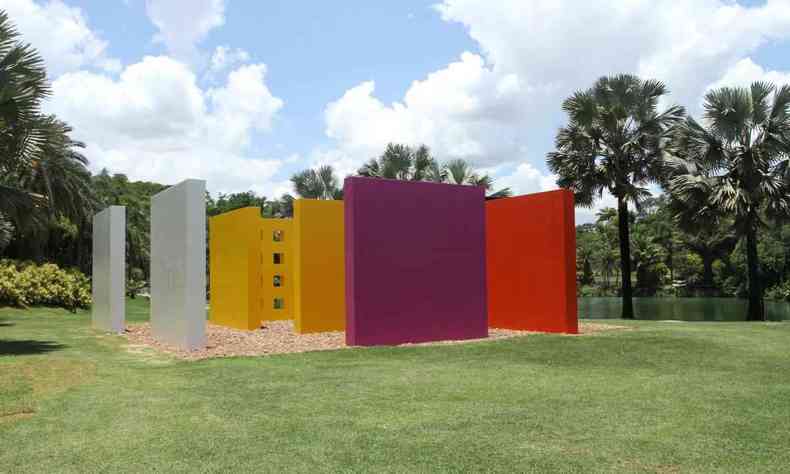 Na foto uma instalao de Inhotim com paredes de cores diferentes como roxo, vermelho e amarelo
