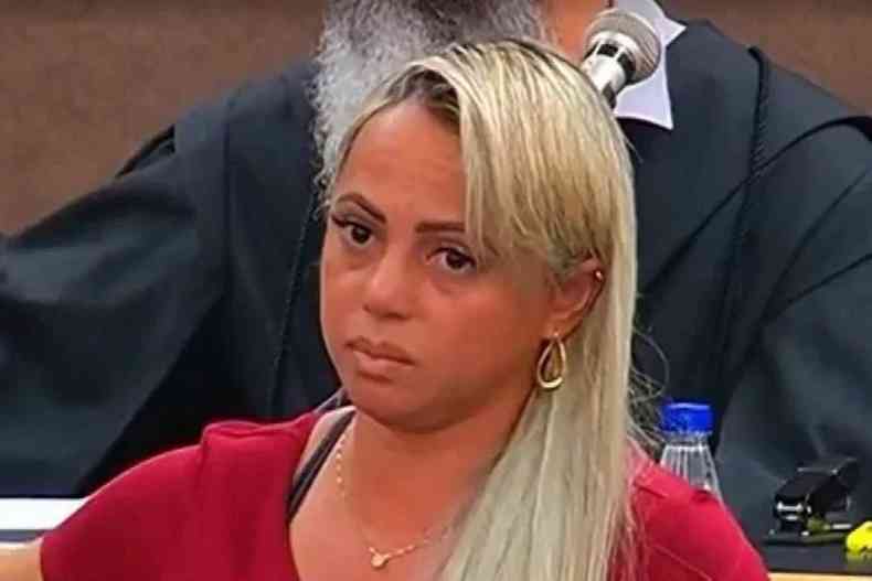 Foto mostra Adriana, sentada no banco dos rus, durante o julgamento por assassinato em 2016 .