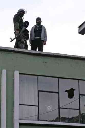 Os policiais da tropas de elite boliviana chegaram at ao telhado do quartel(foto: AFP PHOTO/STR )