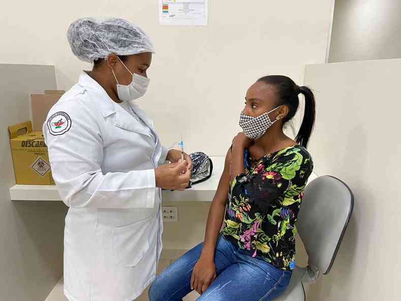 Em Betim, alm da vacinao contra a COVID-19 chegar a pessoas de 30 anos, est ocorrendo, tambm, em adolescentes com comorbidades ou deficincia permanente(foto: Adeildo Silva/Divulgao)