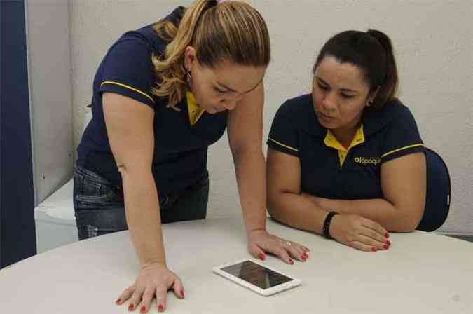 A dupla Daiane Lopes e Sheila Macedo cuida das vendas do Shopping Oiapoque pelo WhatsApp, que cresceram 80% nos trs primeiros meses (foto: Jair Amaral/EM/D.A Press)