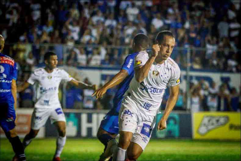 Autor do gol cruzeirense em Patos de Minas, Rodriguinho acredita que o time vai corrigir as falhas para a partida contra o Huracn(foto: Vinnicius Silva/Cruzeiro)
