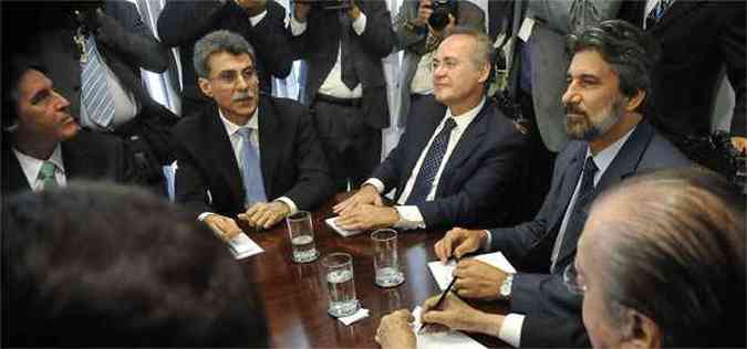 Senadores Romero Juc, Renan Calheiros, Valdir Raupp e o presidente do Senado, Jos Sarney, participam de reunio da bancada do PMDB(foto: Jos Cruz/Abr )