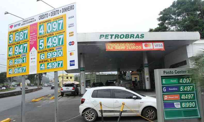 Iniciativa vai possibilitar que motoristas e motociclistas comprem gasolina a preo mais barato(foto: Jair Amaral/EM/D.A Press)