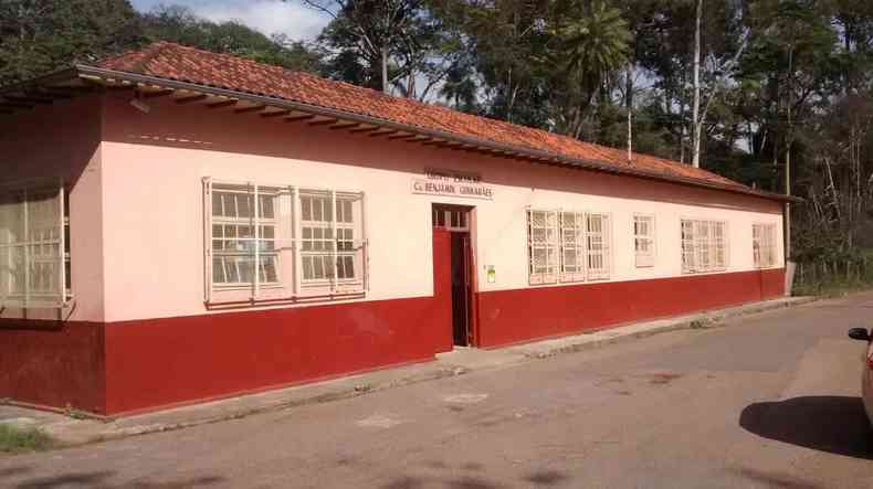 Escola fica em um distrito de Mariana