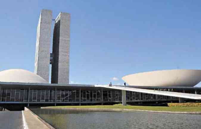 Cmara diz que gastos se devem a reajustes salariais e da verba de gabinete, enquanto o Senado aponta que a previso foi elaborada antes dos cortes(foto: Antnio Cunha/Esp. CB/D.A Press)