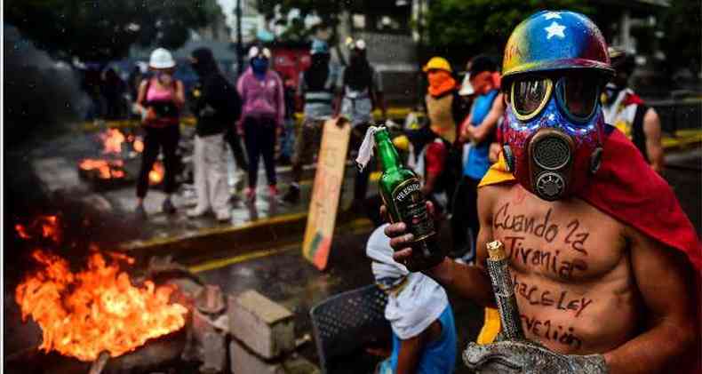 Ativistas da oposio protestam contra Constituinte de Maduro(foto: RONALDO SCHEMIDT/ AFP)