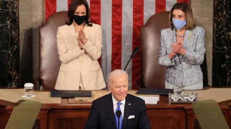 Pela primeira vez, duas mulheres apareceram atrs do presidente no discurso ao Congresso  a vice-presidente Kamala Harris ( esq.) e a presidente da Cmara, Nancy Pelosi, com Joe Biden  frente(foto: Chip Somodevillaat/REUTERS)