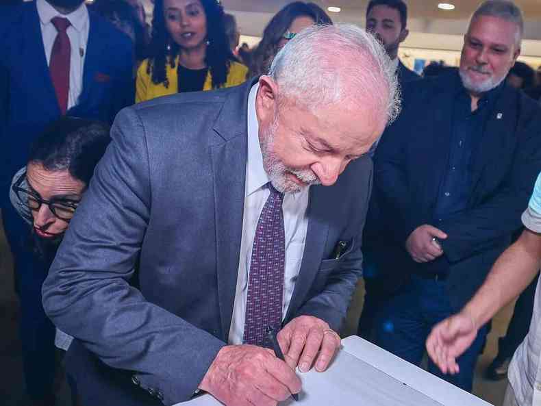 Lula assinando documento